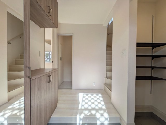 八王子市　上柚木　新築一戸建ての玄関|～シューズインクローク付き　物が溢れがちな玄関をスッキリとした状態に保てます～