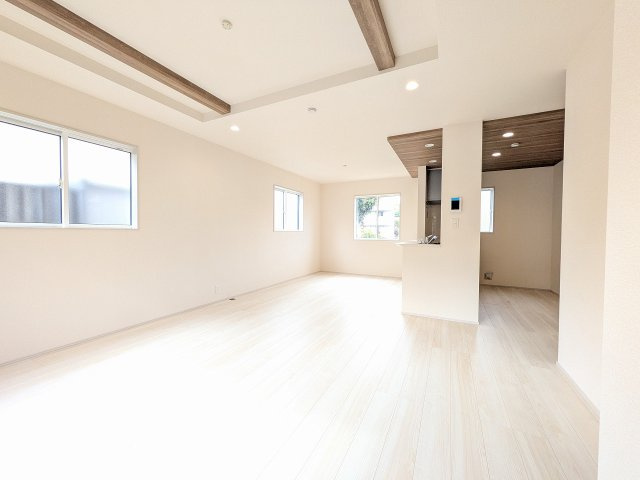 八王子市　上柚木　新築一戸建ての居間・リビング|～18.5帖の明るく開放感のあるLDK、家族団欒の時間をお過ごしいただけます～