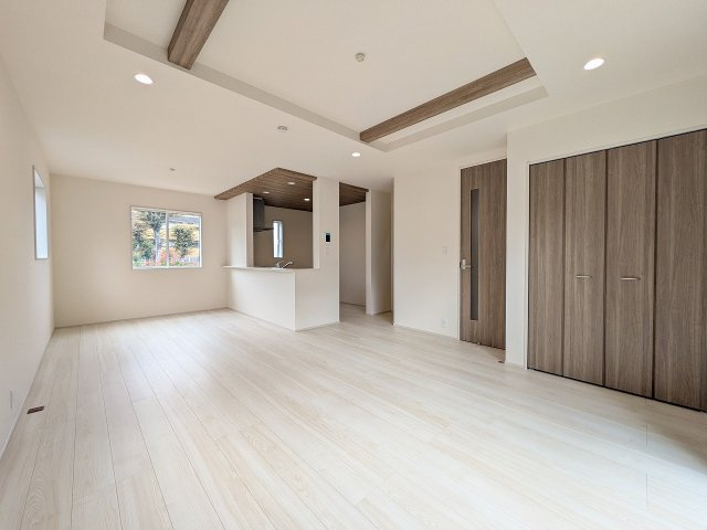 八王子市　上柚木　新築一戸建ての居間・リビング|～18.5帖の明るく開放感のあるLDK、家族団欒の時間をお過ごしいただけます～