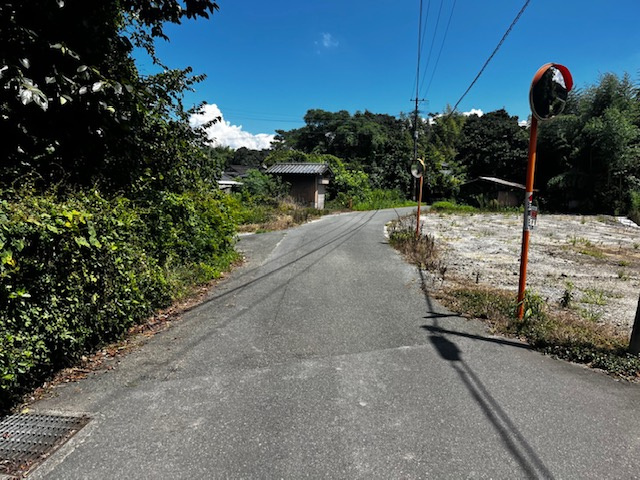 熊本市北区植木町富応　売地①の前面道路含む現地写真
