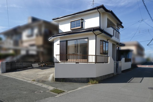 リフォーム済中古住宅の前面道路含む現地写真