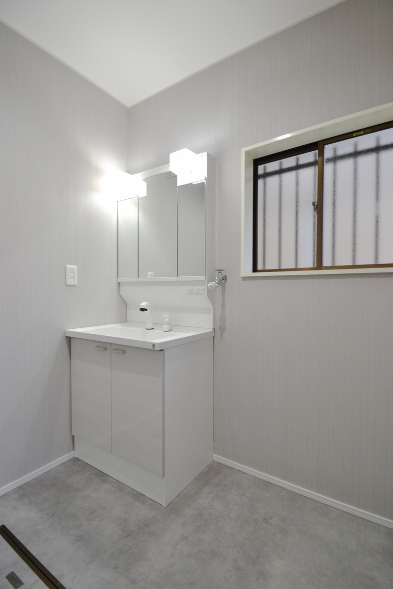 リフォーム済中古住宅の独立洗面台