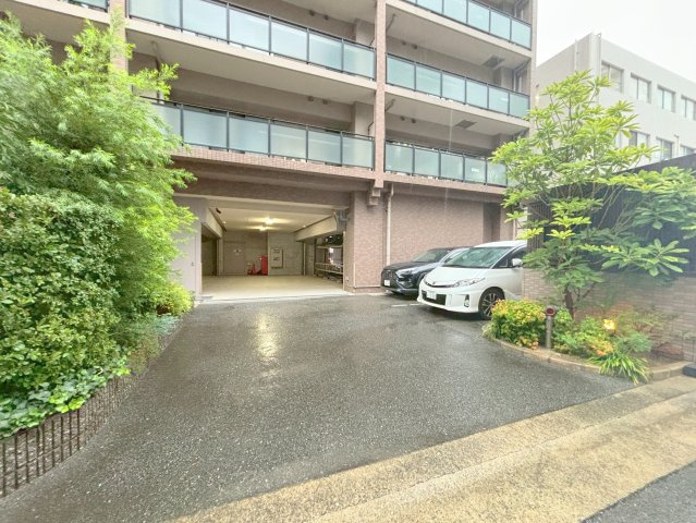 ステイツ江坂・エスプリートの駐車場