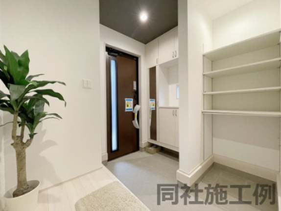 新築戸建・新築建売　郡山市横塚五丁目【ZEH水準住宅】芳賀小・郡山四中の玄関|同社施工例