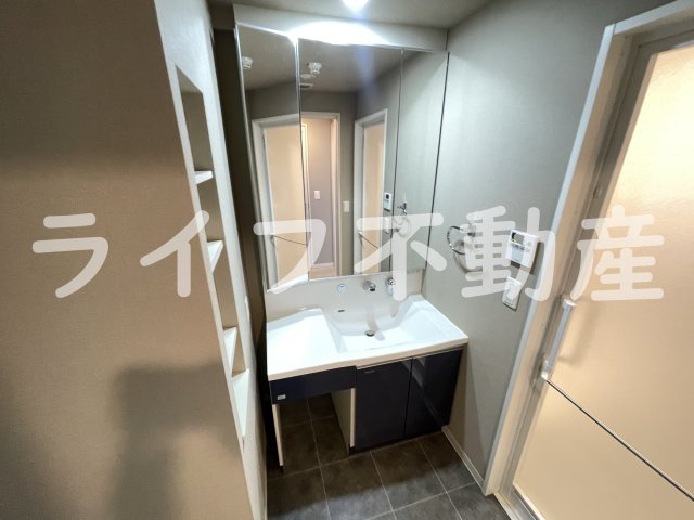 プレミアム菱屋西の独立洗面台|独立洗面台、朝の身支度には欠かせません