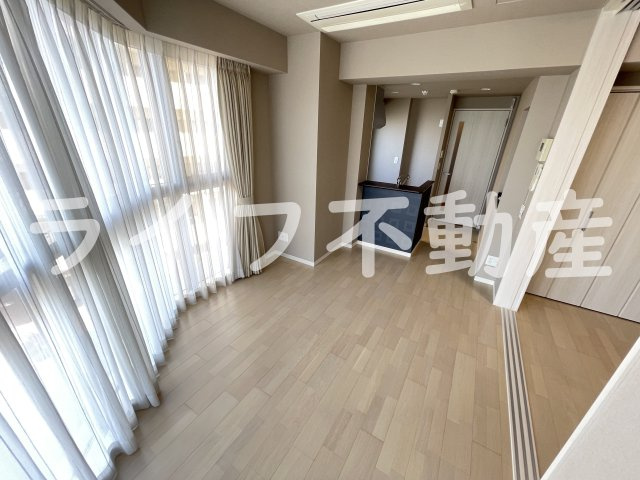 プレミアム菱屋西の居間・リビング|こちらの居間で趣味の時間をお楽しみください