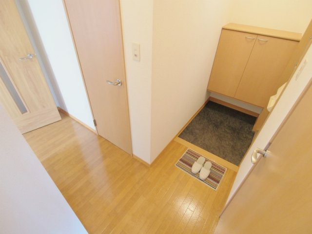 グリーンハイツ上安の玄関