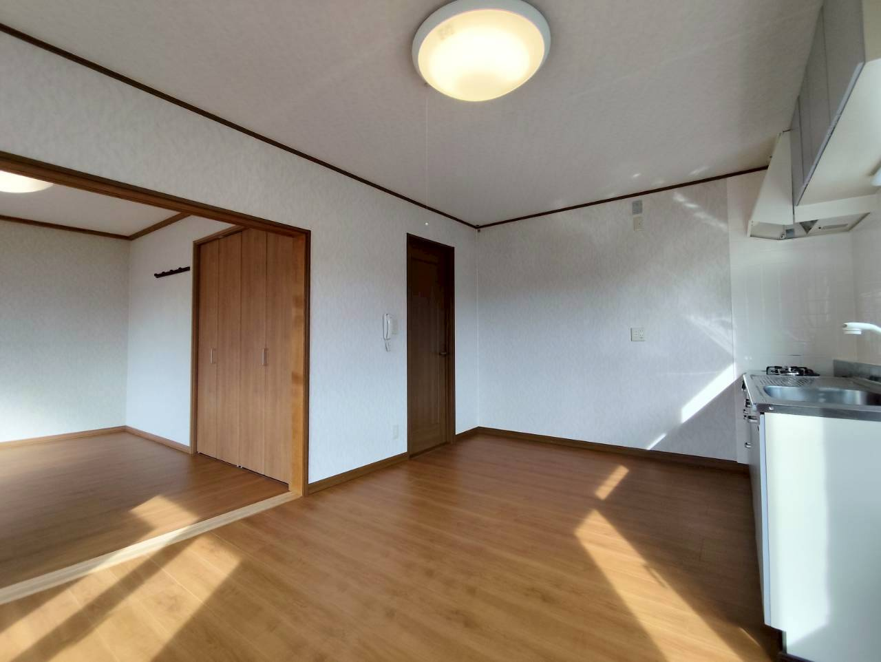 釧路市昭和町４丁目のアパートの居間・リビング