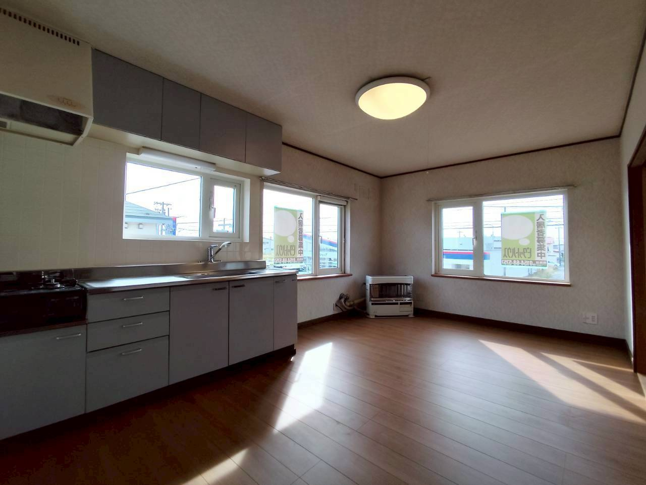 釧路市昭和町４丁目のアパートの居間・リビング