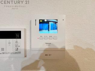 訪問者が来たときにテレビ画面で確認できるため、安心してドアを開けられます。録画機能があるものもあり、留守中に来訪者を記録しておくことができます。利便性が高く、セキュリティ面でも安心です。