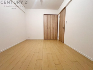 明るい色合いのフローリングとクロスを使用した洋室は家具やインテリアとも調和しやすく空間が広く感じられ開放感を生み出します。自然光を効果的に反射し、室内を明るく保つため、日中の照明使用を抑えられます。