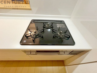 多数の調理器具を同時に使用でき、料理の効率化が可能。省エネで節約になり、様々な料理スタイルに適応できます。また、火力調整が独立しており、手入れや掃除もしやすく、今よりもっとお料理が楽しくなるかも。