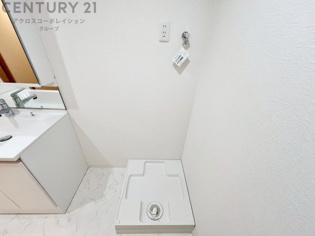 洗濯物の仕分け作業がしやすく、整理整頓が容易になります。洗濯音や湿気を他の部屋に持ち込まず、生活環境を快適に保ちます。上部を活用すれば収納スペースを確保でき洗剤や洗濯用品の整理もしやすくなります。