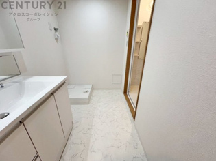 衣服の収納や脱ぎ着や整理整頓がしやすく、湿った衣類を乾燥させるスペースがありカビや臭いの発生を防ぎます。床の汚れを他の部屋に持ち込まず清潔を保つことができます。また快適な入浴環境の整備にも役立ちます。