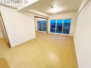 キッチン前のダイニングスペース　カウンターキッチンから料理の受け渡し等に便利です。ダイニングセットを置いても十分な広さを確保。