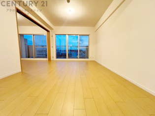 リビングダイニングは家族や友人とのコミュニケーションを楽しむ場所でくつろぎながら食事や会話を楽しめ、多目的に利用できリラックスできる空間です。家庭内の中心として機能し、快適な生活をサポートします。