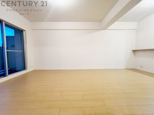 キッチン前のダイニングスペース　カウンターキッチンから料理の受け渡し等に便利です。ダイニングセットを置いても十分な広さを確保。