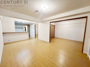 キッチン前のダイニングスペース　カウンターキッチンから料理の受け渡し等に便利です。ダイニングセットを置いても十分な広さを確保。