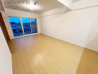 キッチン前のダイニングスペース　カウンターキッチンから料理の受け渡し等に便利です。ダイニングセットを置いても十分な広さを確保。