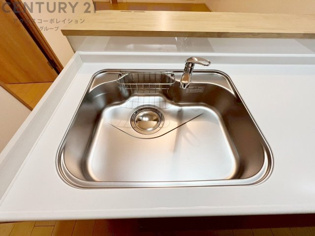 大きなシンクでお鍋などの大きな調理器具を洗う際にも便利です。