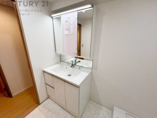 化粧品や洗顔料、歯ブラシなどの必需品をまとめて置ける収納スペースがあり、使用するたびに取り出す手間が省けます。また、水回りのため、濡れても大丈夫な素材が使用されており、お手入れが簡単です。