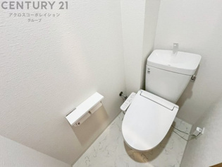 温水洗浄便座付トイレは温水洗浄機能により、暖かい水でおしりを洗浄することができ、冷たい水を使う従来の便座に比べ、温水洗浄機能で暖かいトイレを提供し、快適な使用を可能にします。