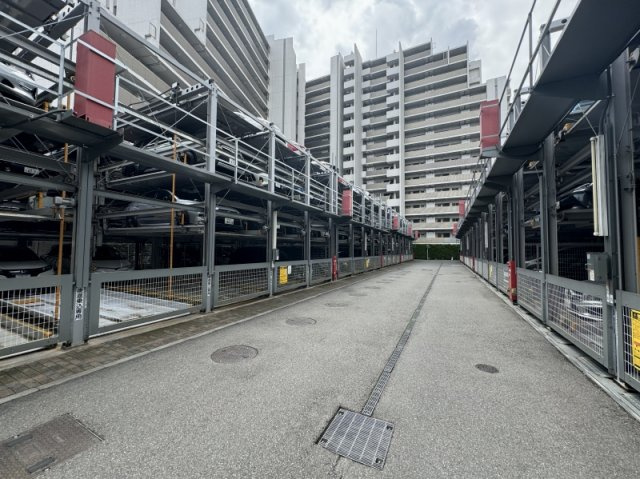 ドレッセ二子新地の駐車場