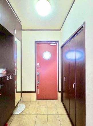 三ツ島6丁目　中古一戸建ての玄関|玄関収納
■物件内覧・資金計画相談・住宅ローン相談、リフォーム相談、お問合せ受付中■
※当日・翌日のご内覧、ご相談はお電話でのお問合せがスムーズです！