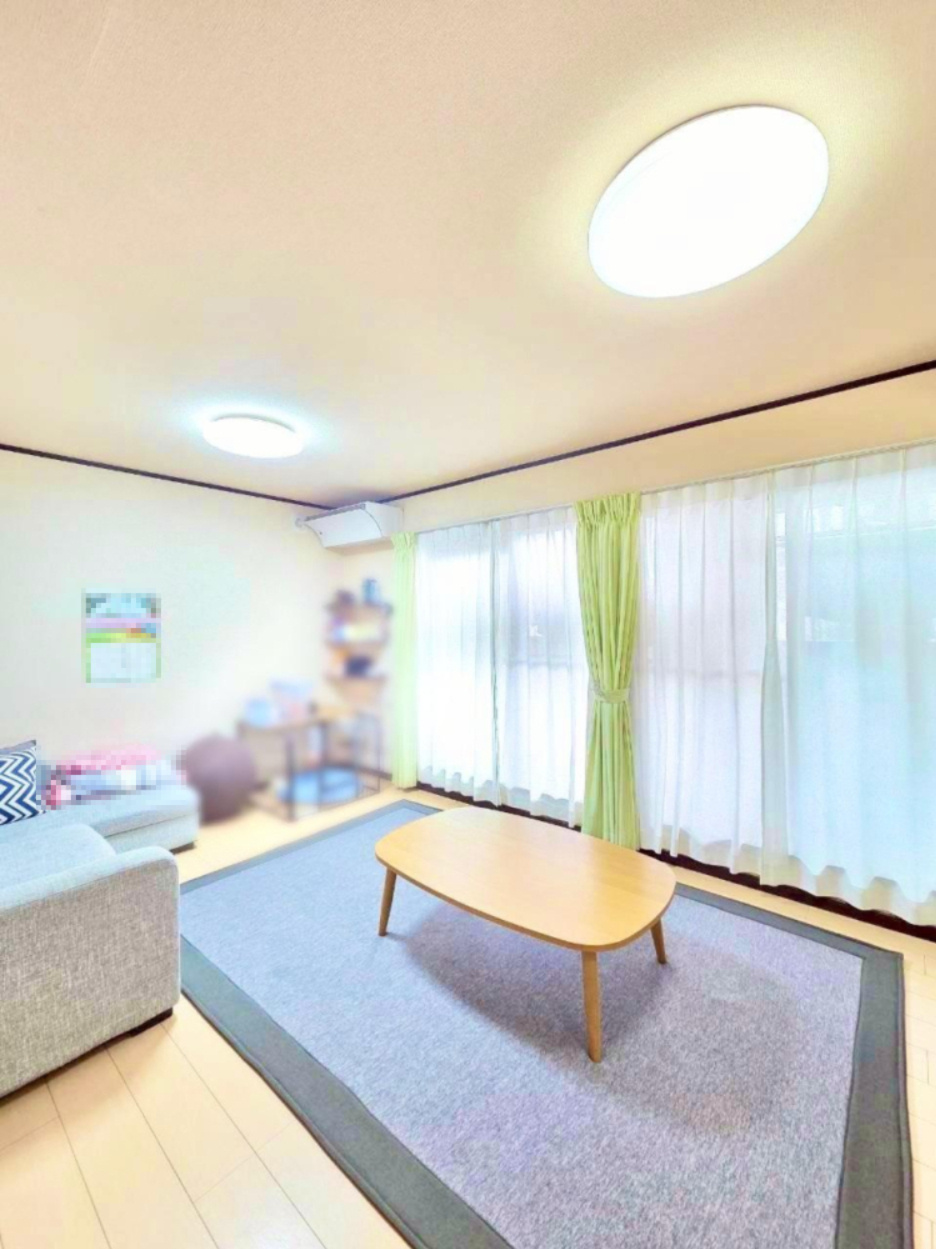 三ツ島6丁目　中古一戸建ての居間・リビング|LDK16.3帖　2階リビング
■物件内覧・資金計画相談・住宅ローン相談、リフォーム相談、お問合せ受付中■
※当日・翌日のご内覧、ご相談はお電話でのお問合せがスムーズです！