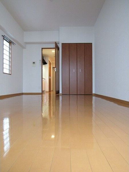 エス・キュート平野町の洋室