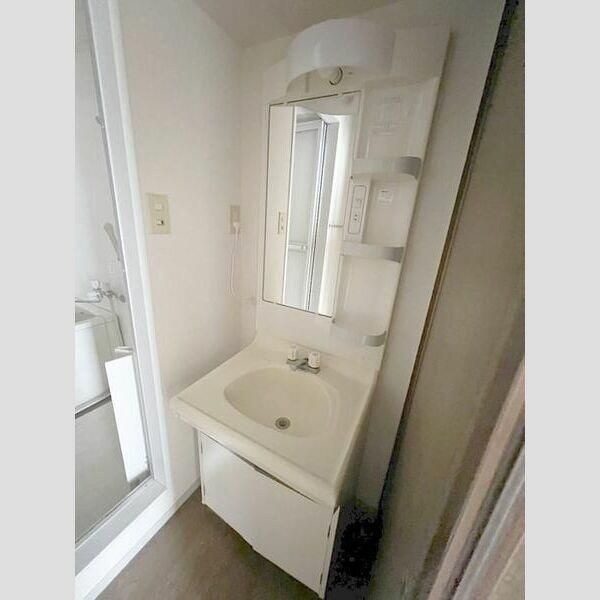 鈴木町メゾネットの洗面所