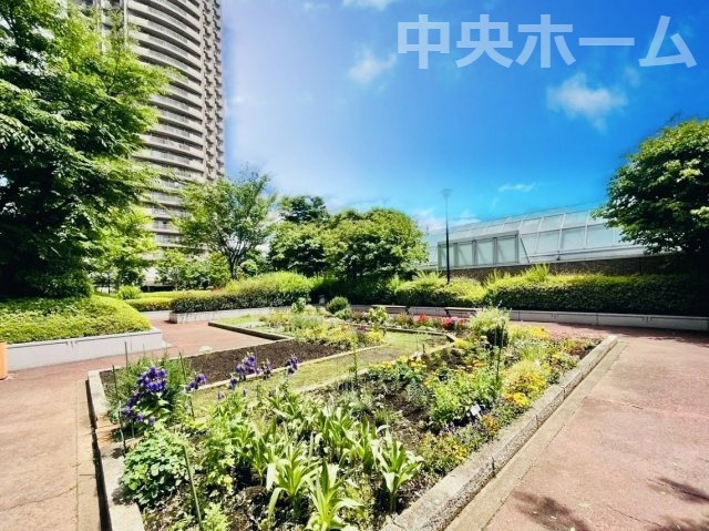 ザ・ガーデンタワーズ・サンライズタワーの中庭|敷地内には緑も多く住環境良好です