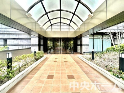 【エントランス】 | ザ・ガーデンタワーズ・サンライズタワー | 【エントランス】マンションのエントランスは、その物件の印象を決める、顔とも言える場所です。毎日通る場所ですからきれいなのが一番です。エントランス内はオートロックですので暮らしの安全も確保されています。