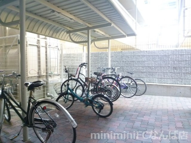 パレーシャル難波の駐車場