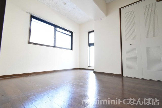 パレーシャル難波の駐車場