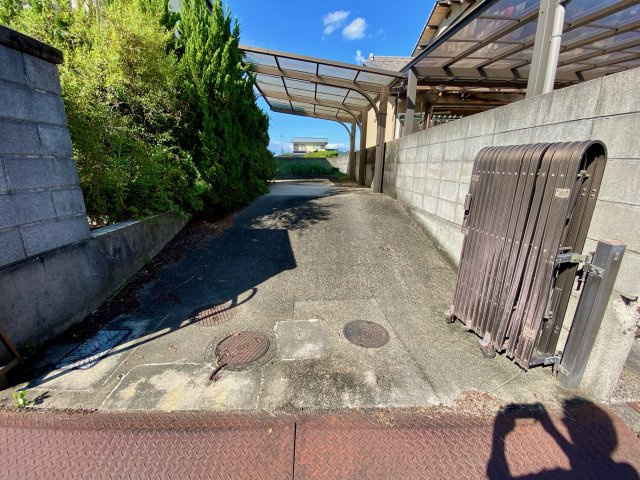 さぬき市造田是弘 戸建の駐車場