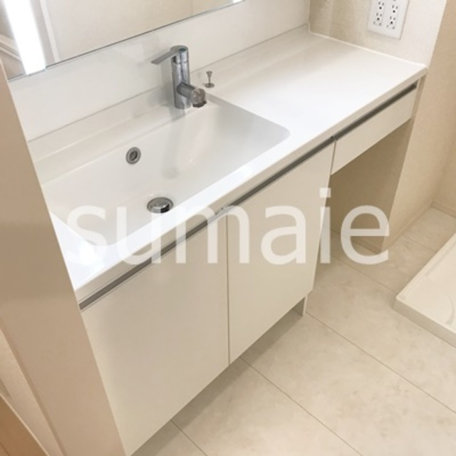 ハーヴェストWESTの洗面所|広い洗面台です。