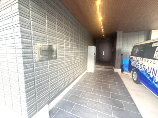 ホワイトメゾン御影のエントランス