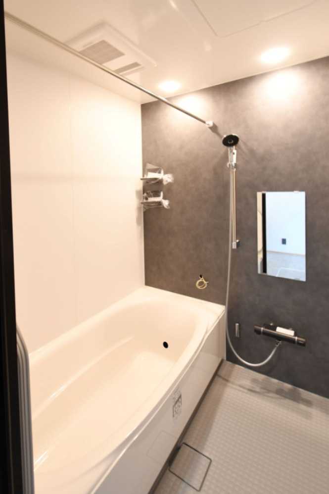 香南市野市町西野　新築一戸建て⑦の浴室|グレーアクセントが映える、上質なバス空間。浴室乾燥機付きで雨の日の洗濯も安心です。