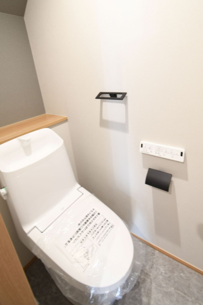 香南市野市町西野　新築一戸建て⑦のトイレ|落ち着いた雰囲気のトイレは温水洗浄便座付きです。