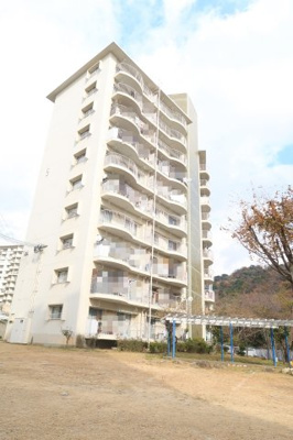 【外観】 | 住吉台東住宅五号棟 | ９階部分、南東向き、陽当り、通風、眺望良好！季節の移ろいを身近に感じる、自然豊かな住環境