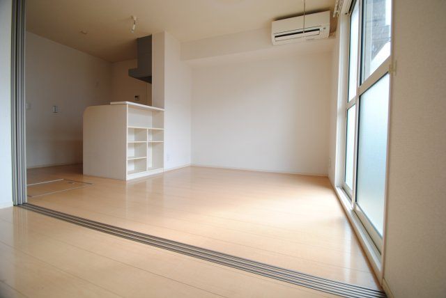 ハートフルハイツの居間・リビング|こちらの居間で趣味の時間をお楽しみください