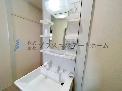 【その他】 | 上田東町住宅二号棟 | 朝の準備が楽にできる独立洗面台です♪清潔感のある白で統一されています♪