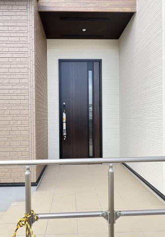 桜井市大福 ２号棟 の玄関|落ち着いた雰囲気の玄関とポーチ