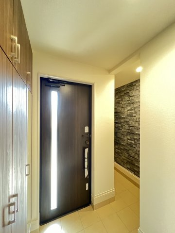 桜井市大福 ２号棟 の玄関|内玄関　大容量収納できるシューズボックスと土間収納