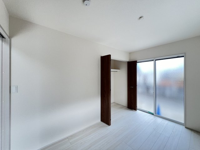 桜井市大福 ２号棟 の寝室|明るい洋室5.5帖　収納付き