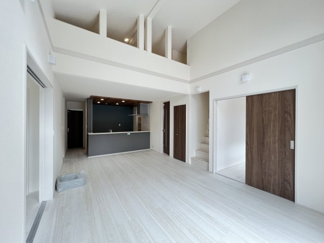 桜井市大福 ２号棟 の居間・リビング|勾配天井で開放的なLDK19帖