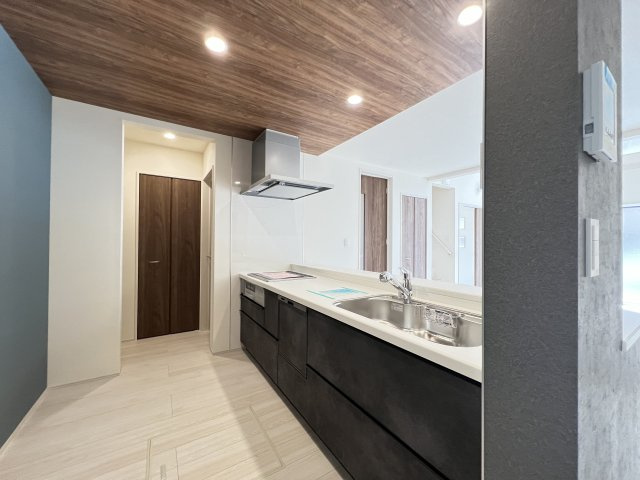 桜井市大福 ２号棟 のキッチン|会話がはずむ対面式システムキッチン