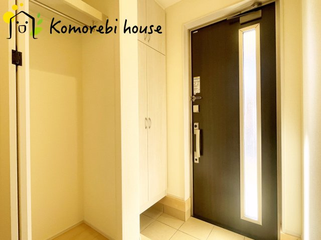 さいたま市見沼区堀崎町　新築一戸建て　リーブルガーデン　01の玄関|収納もある玄関です