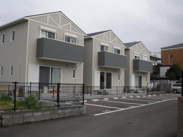 堤貸家（東合川）の駐車場|車をお持ちの方に嬉しい駐車場付きの物件です